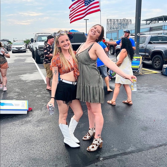 Meet your Posher, Laura🦋🌻☀️ - Picture 6 of 6